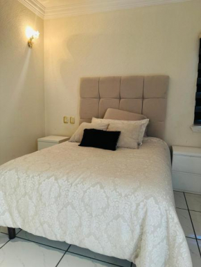 Habitación en casa dentro de residencial céntrico